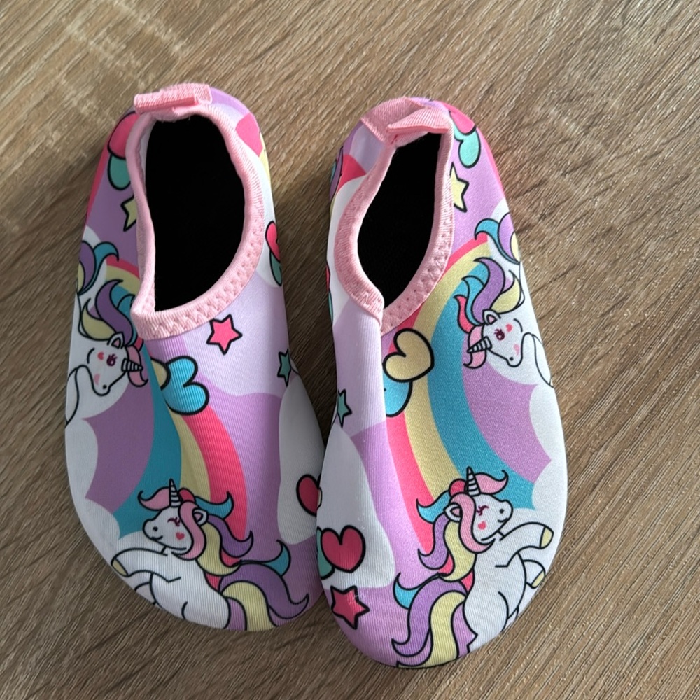 No name water shows size 9 toddler BRAND new